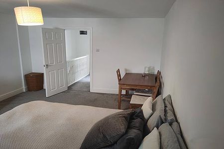 3 bedroom flat to rent - Photo 2
