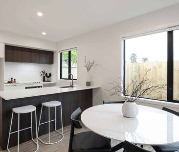 Modern 2-Bedroom, 2-Bathroom Duplex in Leamington - Photo 1