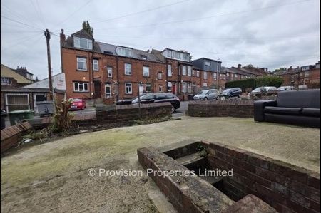 7 Bedroom Brudenell Avenue Hyde Park - Photo 2