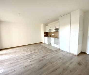 Appartement au 1er étage, 2 chambres, grande terrasse, place de par... - Photo 3