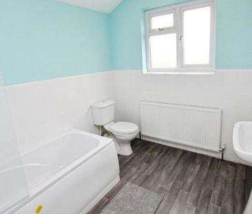 If you are looking for a well presented two bedroom house to rent i... - Photo 3