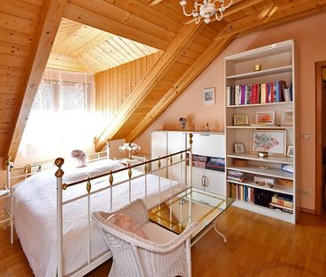 Gemütliche 3-Zimmer-Dachgeschosswohnung mit zwei Balkonen in Trudering - Foto 2