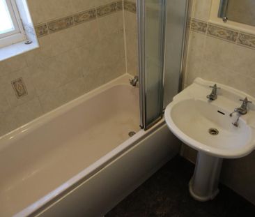 2 bedroom mews to rent - Photo 6