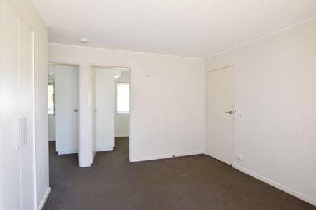 TAKE OVER LEASE :: UNFURNISHED VERY NEAT AND TIDY 2 BEDROOM UNIT WITH 2 CAR ACCOMODATION - Photo 4