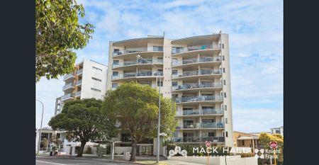 Boutique living with city views! - Photo 2