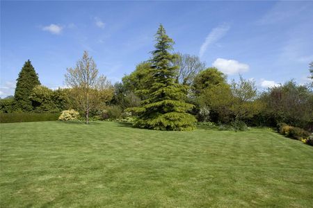 A fine and beautifully presented Grade II listed country home with excellent recreational facilities and outstanding panoramic views - Photo 2