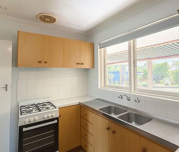 For Lease – 3 Bedroom Home in the Heart of Warwick - Photo 4