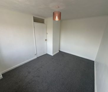 Navarre Gardens, Romford, RM5 2HH - Photo 3