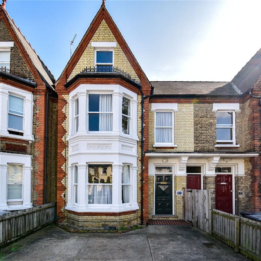 Well presented 5/6 bedroom terraced house to rent in the centre of Cambridge, within walking distance of the Railway Station. Rear enclosed garden with patio area. GCH. Driveway Parking. Local amenities close by. Unfurnished. - Photo 1