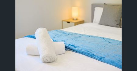 Furnished Resort-Style 2-Bed Apartment – MODA Norwest - Photo 3