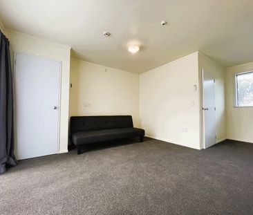 Spacious executive studio - Photo 4