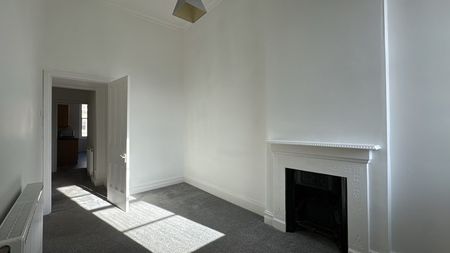 2 Bed Flat - Photo 2