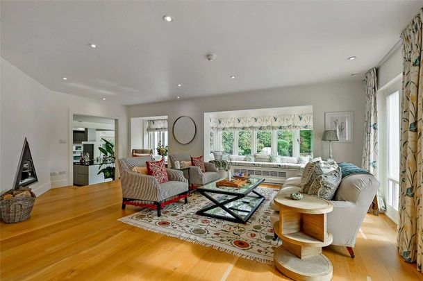 Exceptional country estate with fine equestrian facilities, outdoor swimming pool and stunning views across London's iconic skyline. - Photo 1