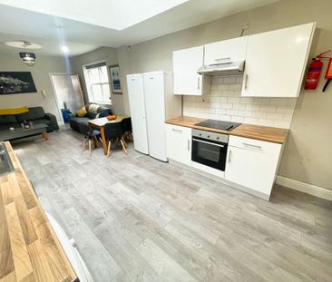 6 bedroom terraced house to rent - Photo 1