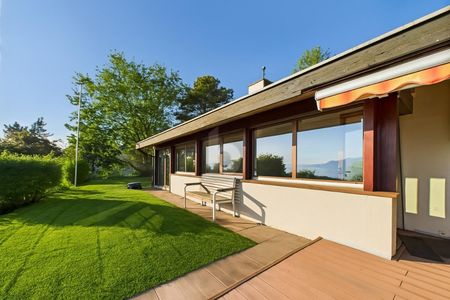 ENTIÈREMENT RÉNOVÉ ET MEUBLÉ, VUE IMPRENABLE - Photo 4