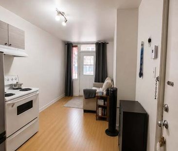 2 1/2 MONTCALM AVEC BALCON MEUBLÉ - Photo 3