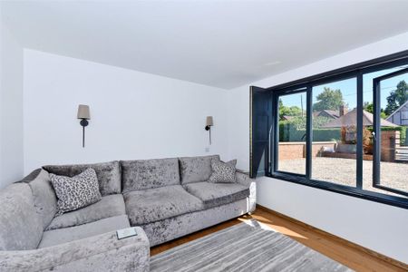 4 bedroom detached house to rent - Photo 2