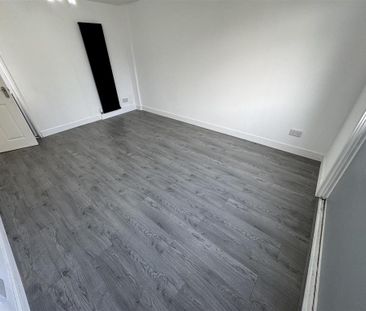 3 bedroom end of terrace house to rent - Photo 2