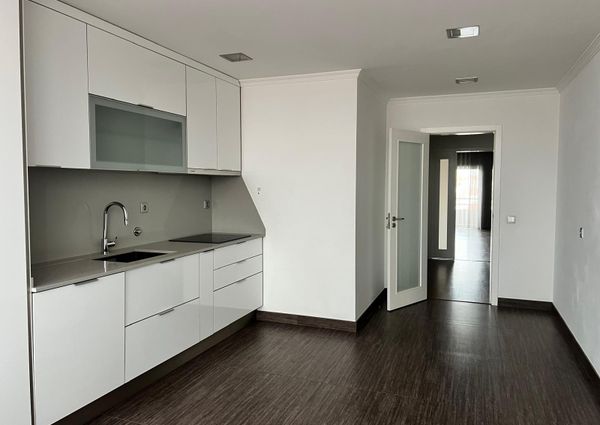 Apartamento T2 situado na Avenida Dr. Lourenço Peixinho em Aveiro.