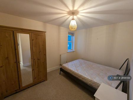 2 bedroom flat to rent - Photo 2