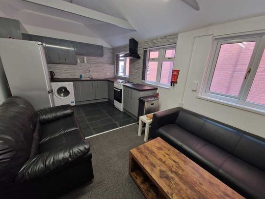 5 Bed Student Accommodation - Photo 1