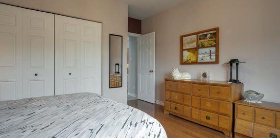 4 ½ semi-meublé au dernier étage - Top-Floor Semi-Furnished 2-Bedroom Apartment ** 2 parking spots inclus ** - Photo 2