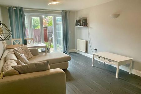 Spacious 1 bedroom flat with wood floors allocated parking & sole use of garden - Photo 2