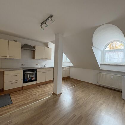 Charmante Dachgeschosswohnung mit Einbauküche in Meerane - Photo 3