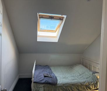 Sunny 2 bdr flat within 4 Avenues - Photo 4