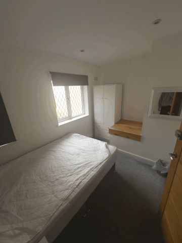 Room in a Shared House, Hayfield Yard, E1 - Photo 4
