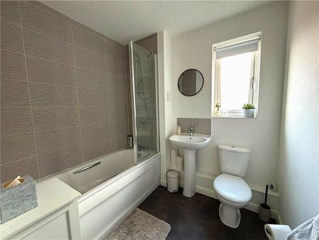 Stunning first floor apartment with balcony and allocated parking. - Photo 4