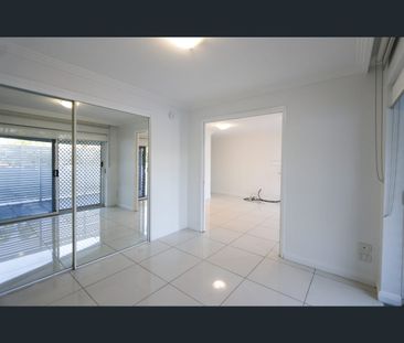 2/96 Stanhill Drive, Chevron Island, Qld 4217 - Photo 5