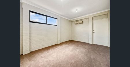 WELL MAINTAINED FAMILY VILLA! - Photo 2