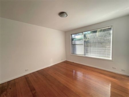 MODERN 2 BEDROOM UNIT IN CENTRAL LOCALE - Photo 2