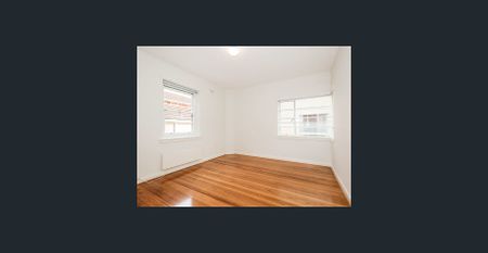 Spacious Art Deco with Lock-Up Garage! - Photo 2