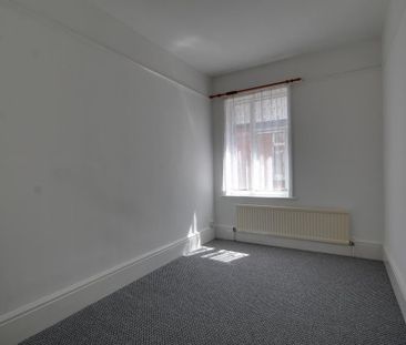 3 bedroom flat to rent - Photo 4