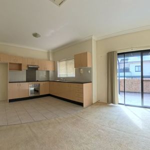 Spacious 1 Bedroom Unit - Photo 2