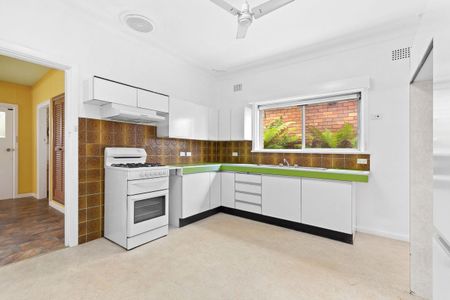 IDEALLY LOCATED FAMILY HOME (6 MONTH LEASE) - Photo 3