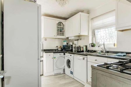 St. Georges Crescent, Slough, SL1 - Photo 2