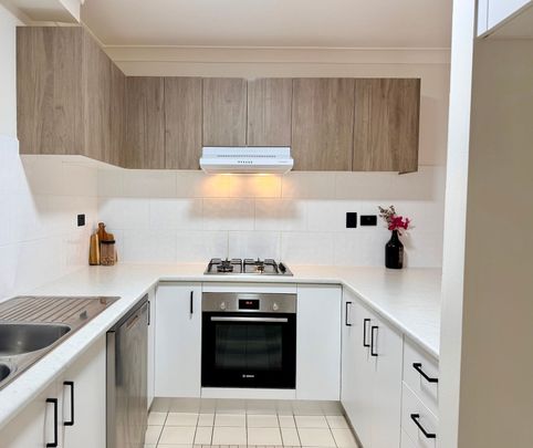 2 Bedroom Renovated Apartment in Quiet Prime Location! - Photo 1