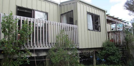 Three bedroom home in private location - Photo 2