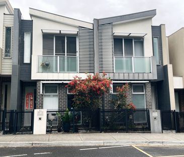 Charming Three-Bedroom Townhouse for Rent in Bundoora - Photo 5