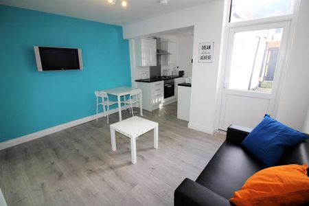 Flat 1, Room 1, - Photo 2