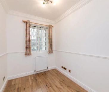 3 bedroom flat in Hampstead - Photo 3