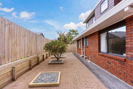 Royal Oak, large home with 3 bedrooms plus a study - Photo 2