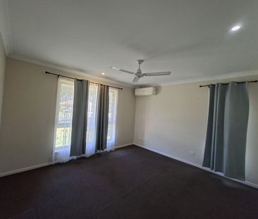 Spacious Family Home in Moore Park Beach - Photo 4