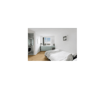 Beautifully Renovated Apartment with Panoramic Albert Park & Bay Views - Photo 4
