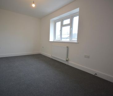 2 bedroom end of terrace house to rent - Photo 2