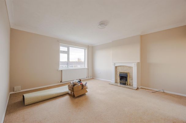 To Let 2 Bed Flat - Purpose Built - Photo 1