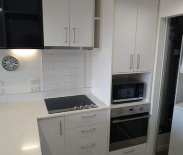 Charming Two-Bedroom Apartment in Prime Takapuna Location - Photo 2